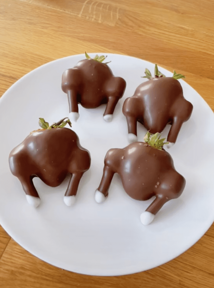 Here's How You Can Make Chocolate Turkeys Out of Strawberries For The Cutest Thanksgiving Dessert