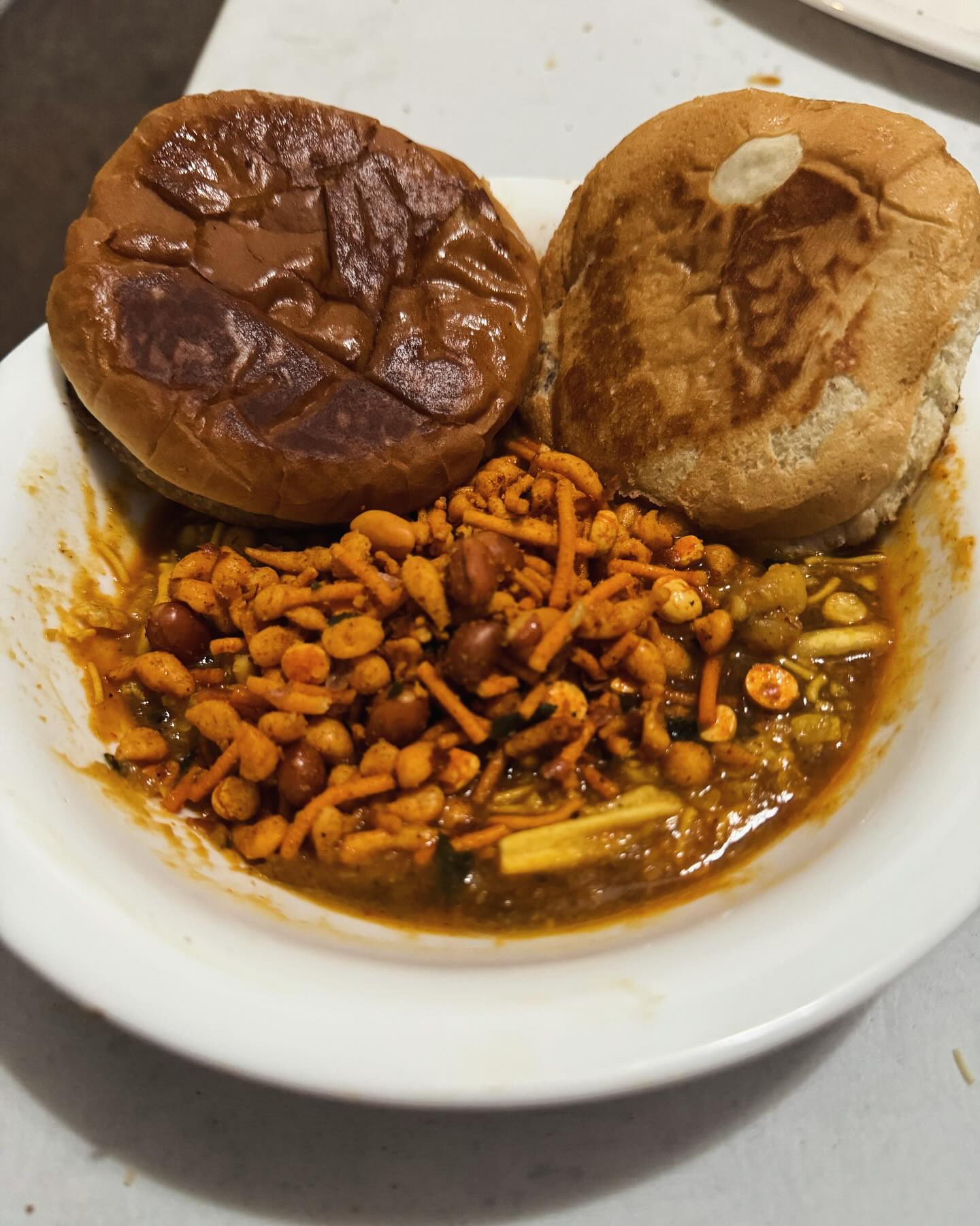 Misal pav for the spicy food lovers  
.
.
.
04/04
#spicy #homefood #homecooking