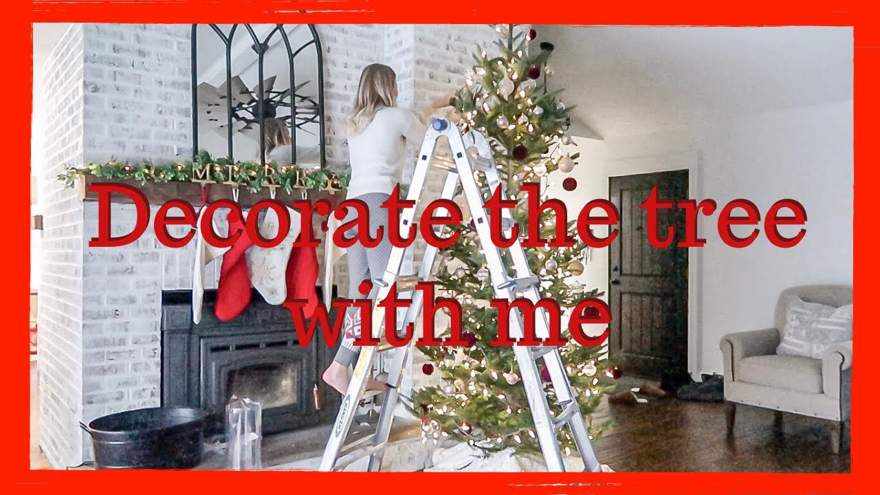 VLOGMAS DAY 🎄Decorate the tree with me champagne &